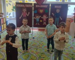 dzieci i rodzice podczas obchodów Dnia Rodziny