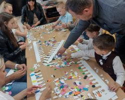 dzieci i rodzice podczas obchodów Dnia Rodziny