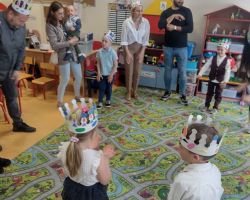 dzieci i rodzice podczas obchodów Dnia Rodziny