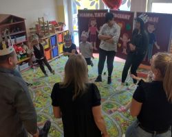 dzieci i rodzice podczas obchodów Dnia Rodziny