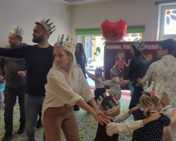 dzieci i rodzice podczas obchodów Dnia Rodziny