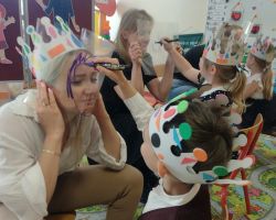 dzieci i rodzice podczas obchodów Dnia Rodziny