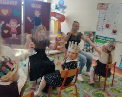 dzieci i rodzice podczas obchodów Dnia Rodziny