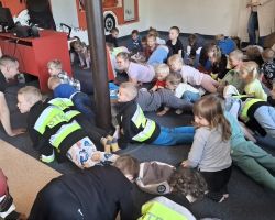 dzieci i dorośli podczas wycieczki do straży pożarnej