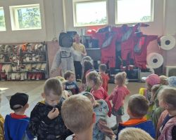 dzieci i dorośli podczas wycieczki do straży pożarnej