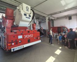 dzieci i dorośli podczas wycieczki do straży pożarnej