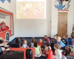 dzieci i dorośli podczas wycieczki do straży pożarnej
