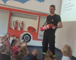 dzieci i dorośli podczas wycieczki do straży pożarnej