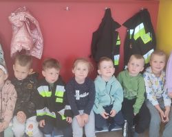 dzieci i dorośli podczas wycieczki do straży pożarnej