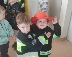 dzieci i dorośli podczas wycieczki do straży pożarnej