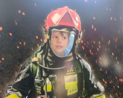 dzieci i dorośli podczas wycieczki do straży pożarnej