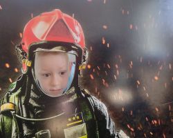 dzieci i dorośli podczas wycieczki do straży pożarnej