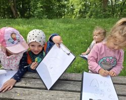 zdjęcia dzieci i dorosłych podczas wycieczki do skłudzewa