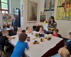 zdjęcia dzieci i dorosłych podczas wycieczki do skłudzewa