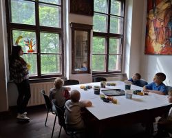 zdjęcia dzieci i dorosłych podczas wycieczki do skłudzewa