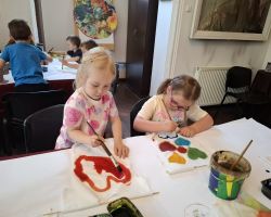 zdjęcia dzieci i dorosłych podczas wycieczki do skłudzewa