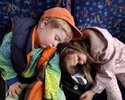 zdjęcia dzieci i dorosłych podczas wycieczki do skłudzewa