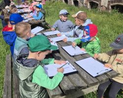 zdjęcia dzieci i dorosłych podczas wycieczki do skłudzewa