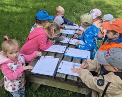 zdjęcia dzieci i dorosłych podczas wycieczki do skłudzewa