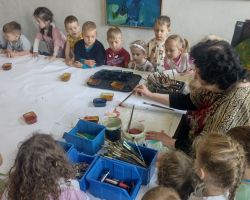 zdjęcia dzieci i dorosłych podczas wycieczki do skłudzewa