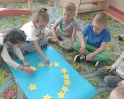 dzieci podczas obchodów Dnia UE