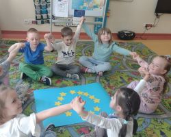 dzieci podczas obchodów Dnia UE