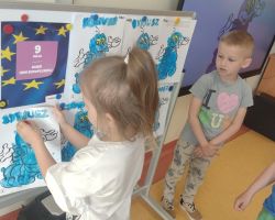 dzieci podczas obchodów Dnia UE