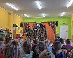 dzieci i aktorzy teatralni podczas przedstawienia w przedszkolu