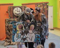 dzieci i aktorzy teatralni podczas przedstawienia w przedszkolu