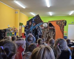 dzieci i aktorzy teatralni podczas przedstawienia w przedszkolu