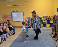 dzieci i aktorzy teatralni podczas przedstawienia w przedszkolu