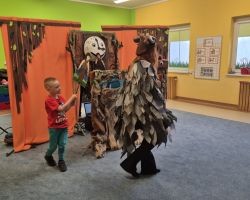 dzieci i aktorzy teatralni podczas przedstawienia w przedszkolu