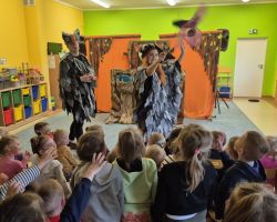 dzieci i aktorzy teatralni podczas przedstawienia w przedszkolu