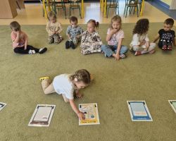 dzieci podczas obchodów dnia ziemi