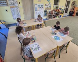 dzieci podczas obchodów dnia ziemi