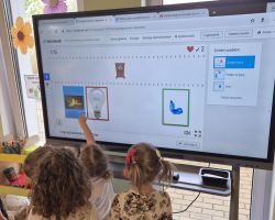 dzieci podczas obchodów dnia ziemi