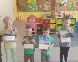 dzieci podczas obchodów dnia ziemi