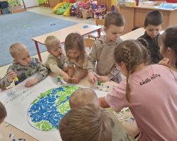 dzieci podczas obchodów dnia ziemi