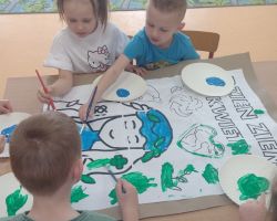 dzieci podczas obchodów dnia ziemi