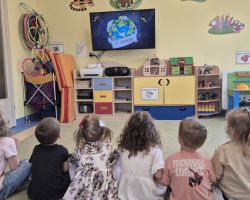 dzieci podczas obchodów dnia ziemi