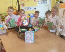 dzieci podczas wielkanocnego śniadania i poszukiwania zajączka