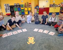 dzieci podczas wielkanocnego śniadania i poszukiwania zajączka