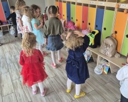 dzieci podczas wielkanocnego śniadania i poszukiwania zajączka