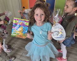 dzieci podczas wielkanocnego śniadania i poszukiwania zajączka