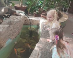 dzieci i dorośli podczas warsztatów i zwiedzania ogrodu zoobotanicznego