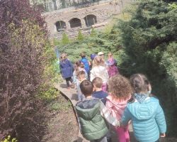 dzieci i dorośli podczas warsztatów i zwiedzania ogrodu zoobotanicznego