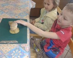 dzieci i dorośli podczas warsztatów i zwiedzania ogrodu zoobotanicznego