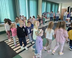 dzieci i dorośli podczas wycieczki do WORD