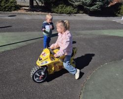 dzieci i dorośli podczas wycieczki do WORD