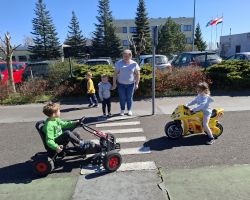 dzieci i dorośli podczas wycieczki do WORD